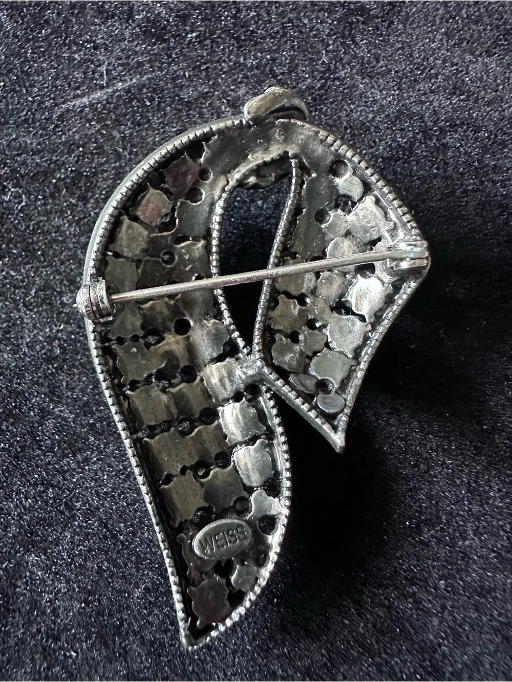591- Vtge. Weiss ribbon brooch the 1960s-1970s faux hematite